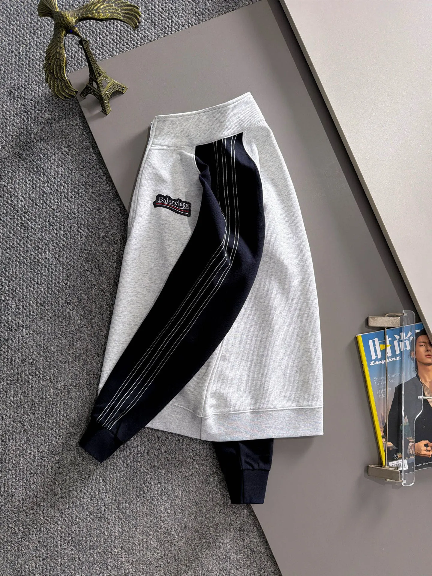 Balenciaga 2026 Long Sleeve Sweatshirts for Men and Women Same Style Many Stars Same Style, Top Original Version Feel Free to Compare 🆚The fabric is custom-dyed and slightly spray-painted and distressed. The fabric, material, and details are consistent with the original version. Special cotton and linen fabrics are used. The cost of the fabric is extremely expensive. It is twice as expensive as pure cotton materials. We will do better at all costs. Three standards are complete. The comparison between non-market products and our fabrics is very different. Only the top version is made! Size: M-4XL